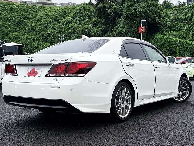 CROWN sedan hybrid