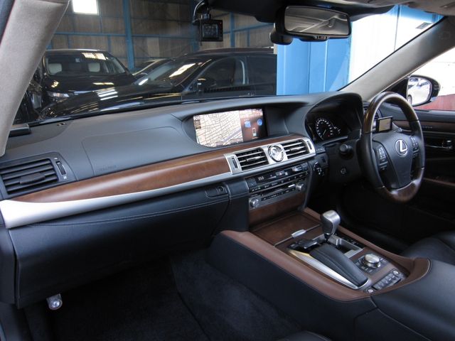 LEXUS LS600hL