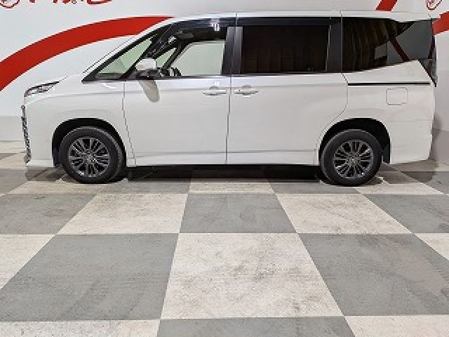 VOXY HYBRID 4WD