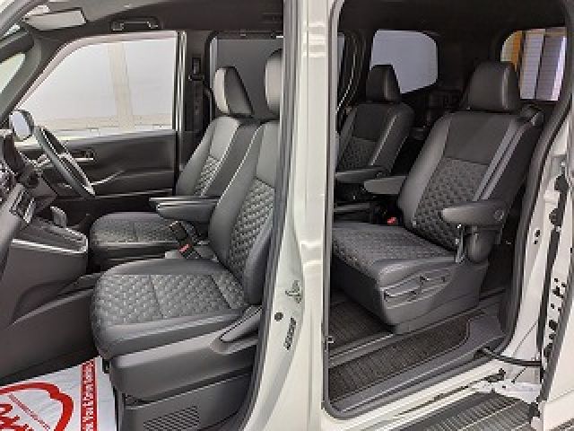 VOXY HYBRID 4WD