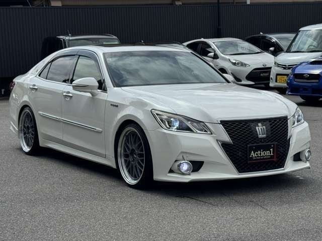 CROWN sedan hybrid