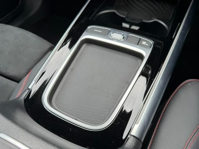 MERCEDES BENZ EQA