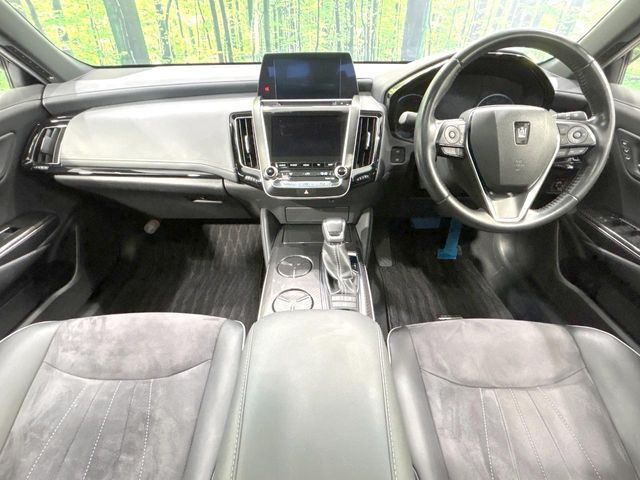 CROWN sedan hybrid