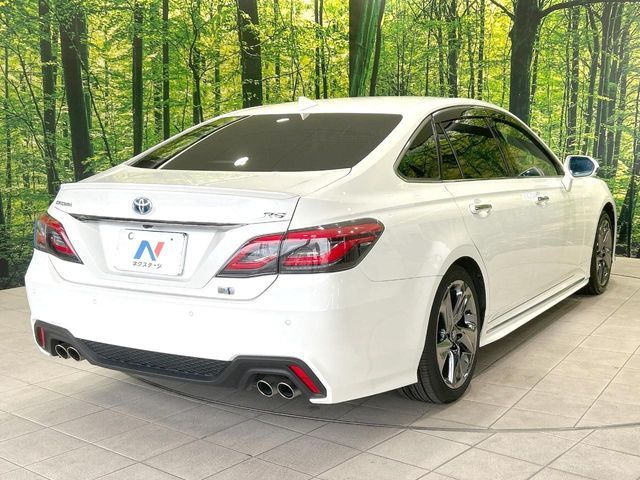 CROWN sedan hybrid