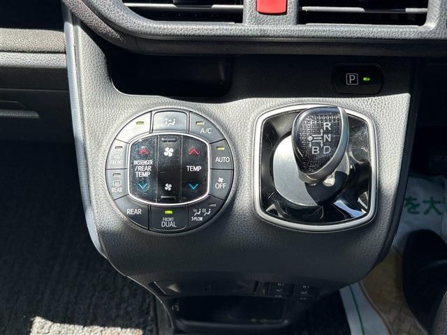 VOXY HYBRID