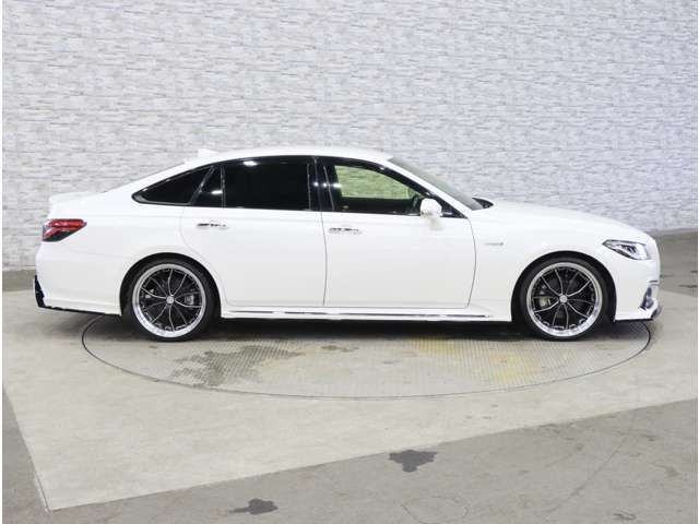 CROWN sedan hybrid