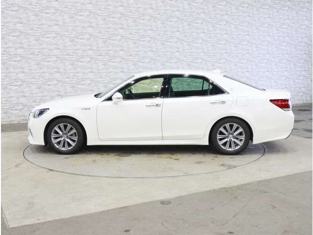 CROWN sedan hybrid