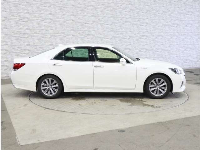 CROWN sedan hybrid