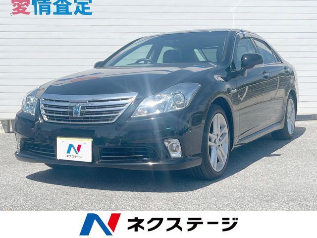 CROWN sedan hybrid