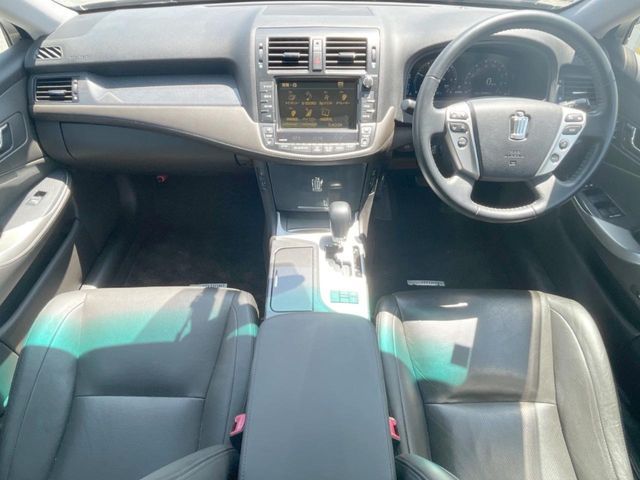 CROWN sedan hybrid