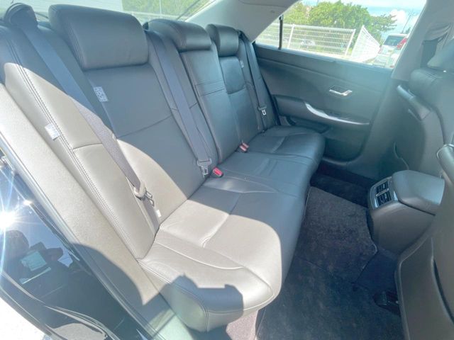 CROWN sedan hybrid