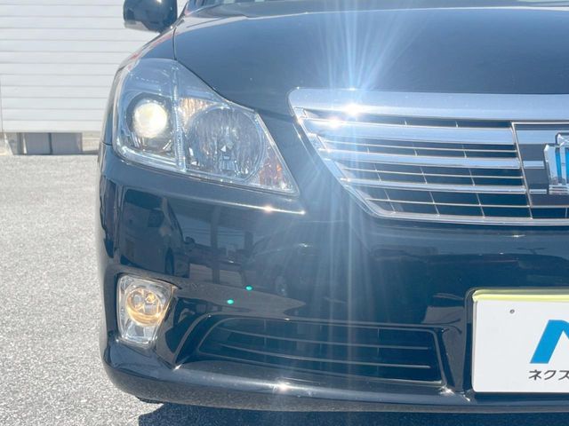 CROWN sedan hybrid