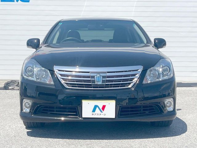 CROWN sedan hybrid