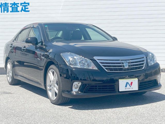 CROWN sedan hybrid
