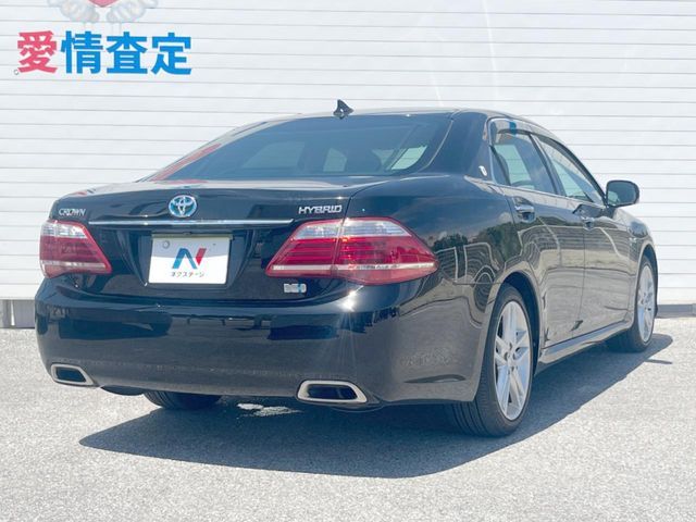 CROWN sedan hybrid