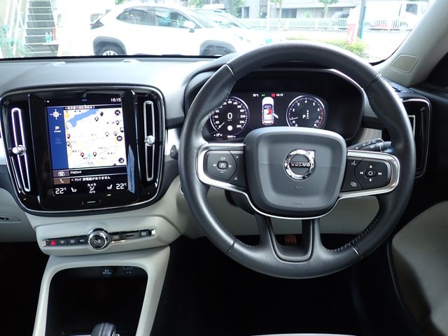 VOLVO XC40