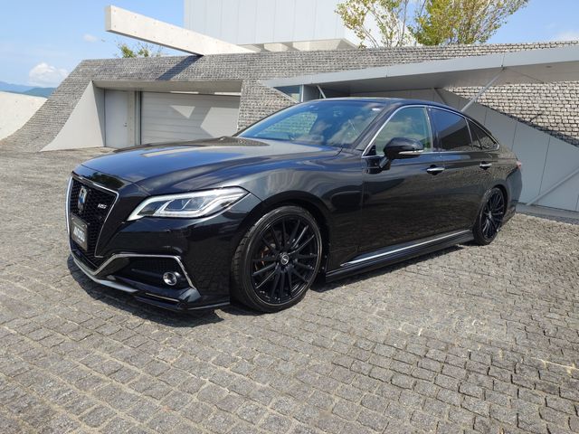 CROWN sedan hybrid