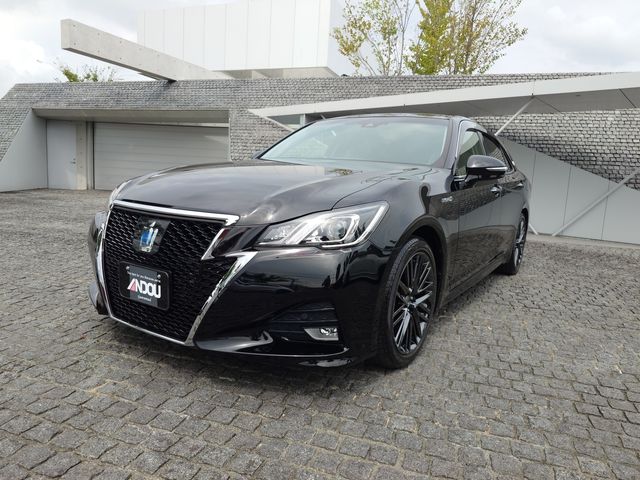 CROWN sedan hybrid