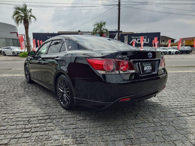 CROWN sedan hybrid