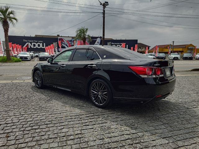 CROWN sedan hybrid