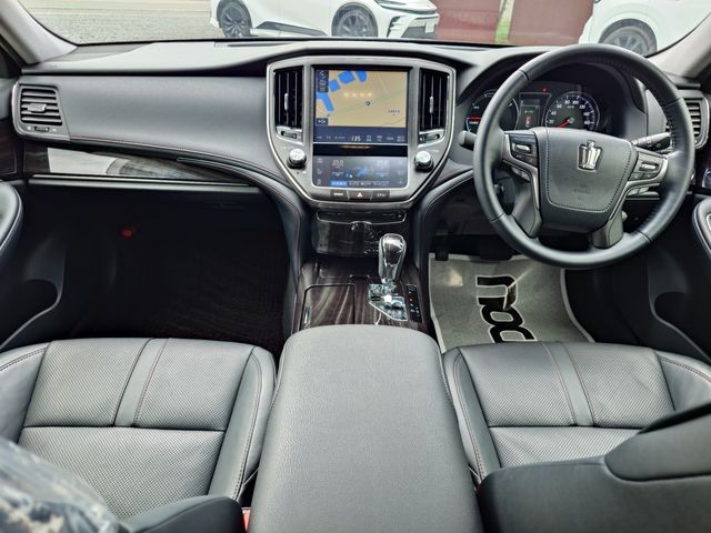 CROWN sedan hybrid