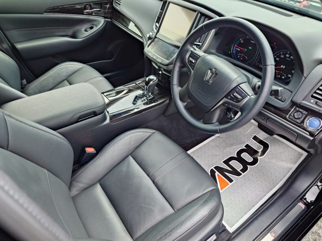 CROWN sedan hybrid