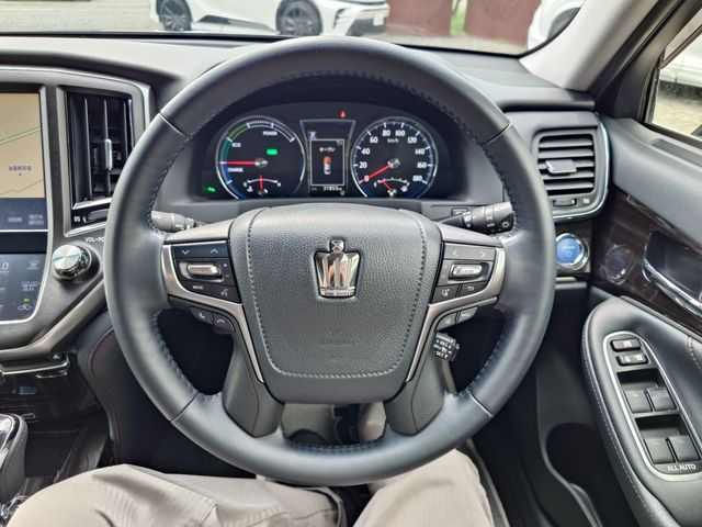 CROWN sedan hybrid