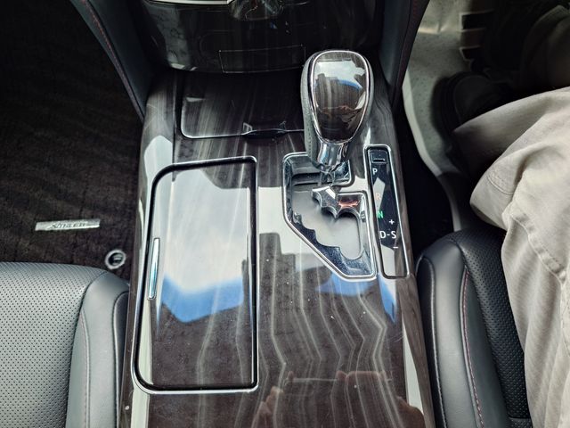 CROWN sedan hybrid