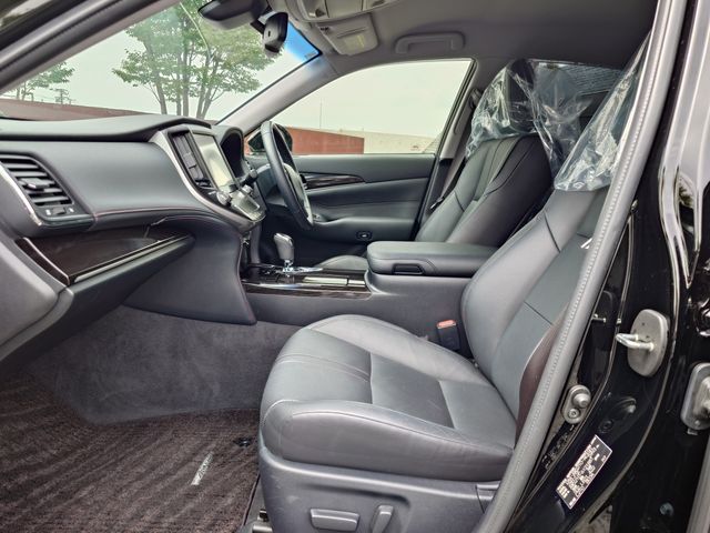 CROWN sedan hybrid