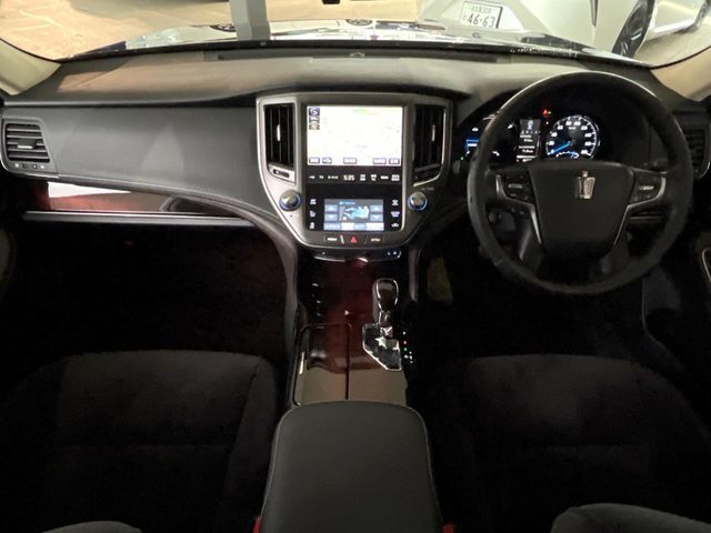 CROWN sedan hybrid