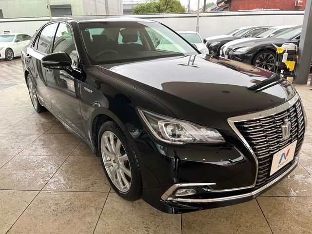 CROWN sedan hybrid