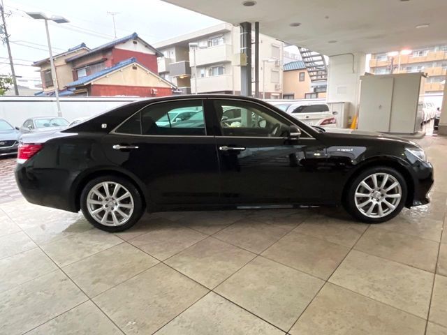 CROWN sedan hybrid