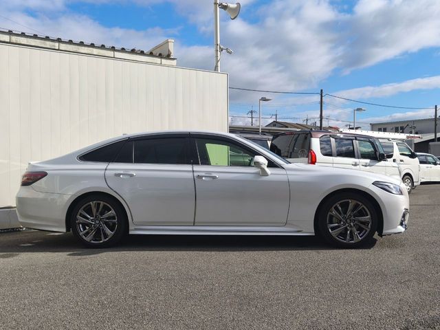 CROWN sedan hybrid