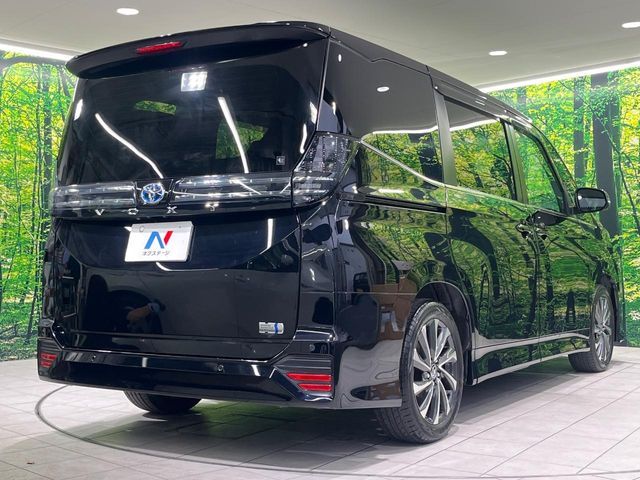 VOXY HYBRID