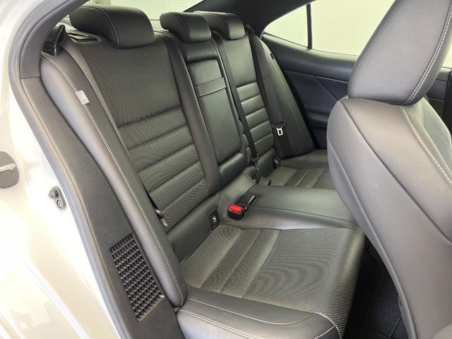 LEXUS IS300h