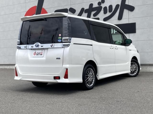 VOXY HYBRID