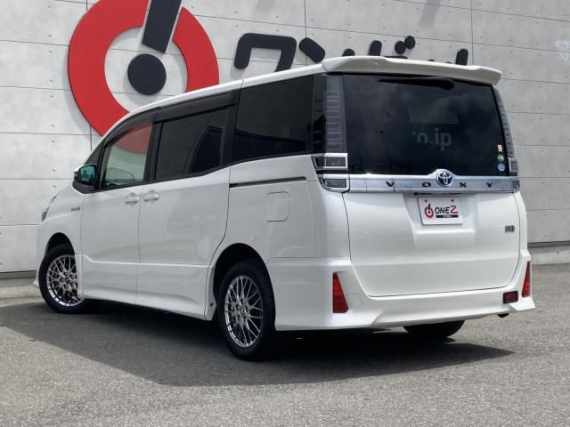 VOXY HYBRID