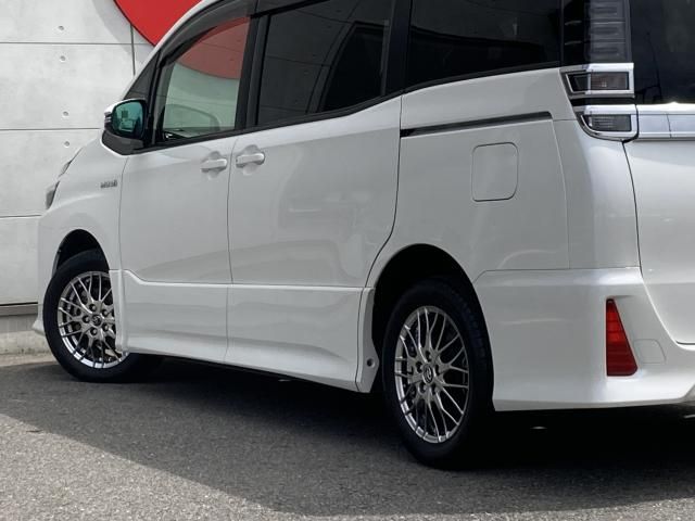 VOXY HYBRID