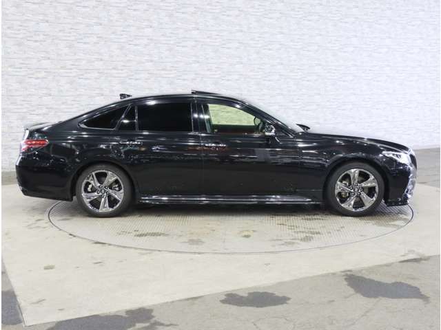 CROWN sedan hybrid