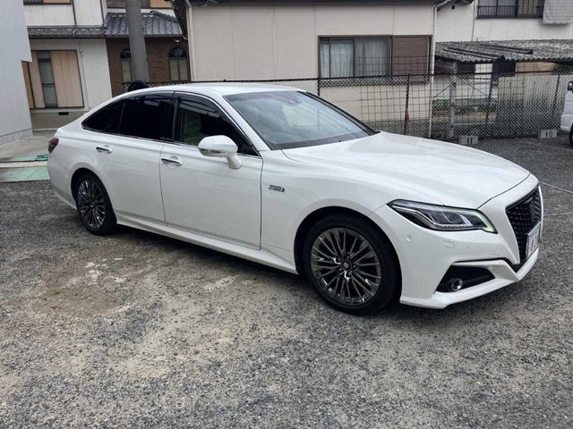 CROWN sedan hybrid