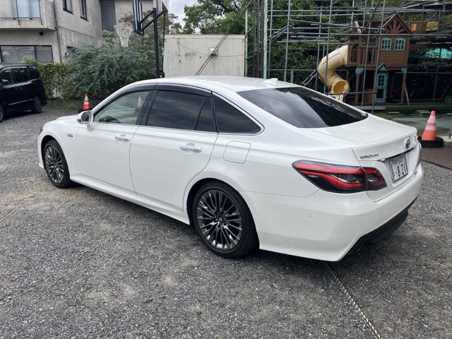 CROWN sedan hybrid