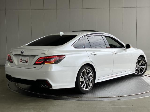CROWN sedan hybrid