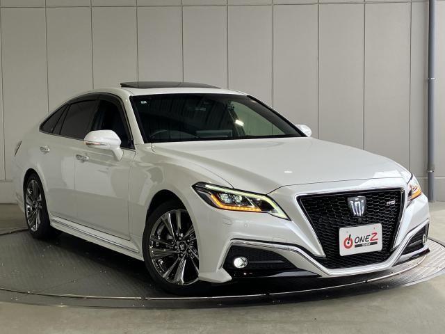 CROWN sedan hybrid