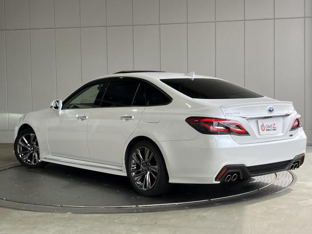 CROWN sedan hybrid