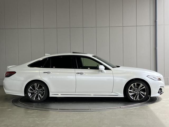 CROWN sedan hybrid