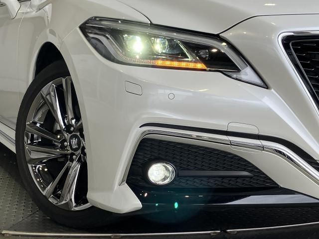 CROWN sedan hybrid