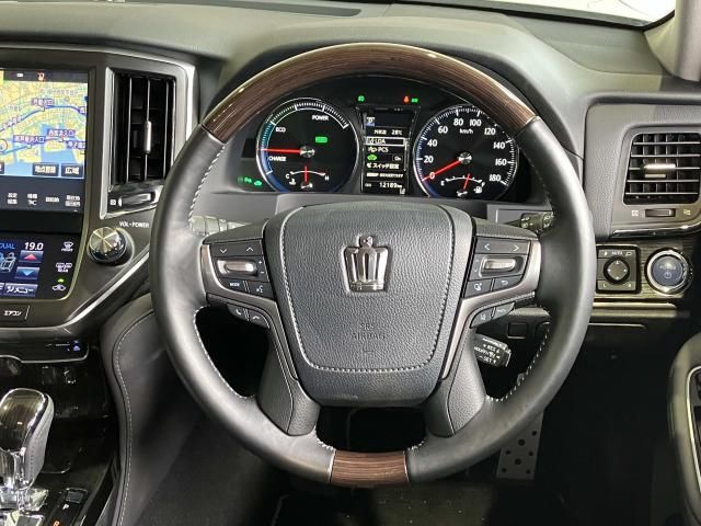 CROWN sedan hybrid