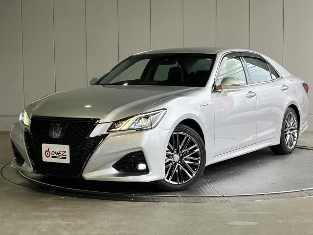 CROWN sedan hybrid