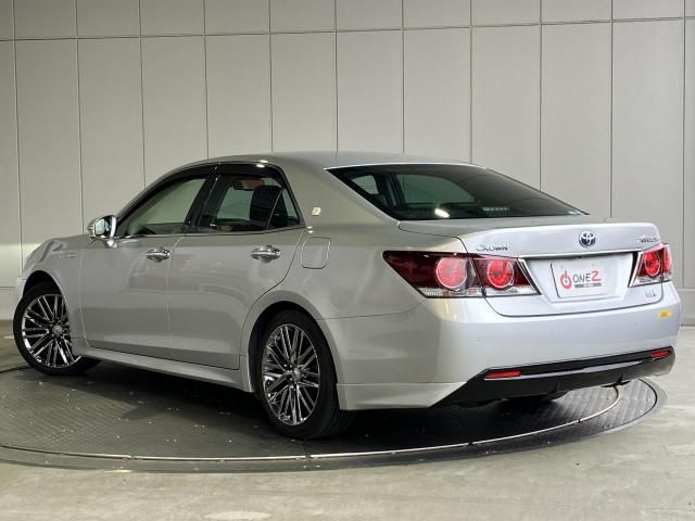 CROWN sedan hybrid