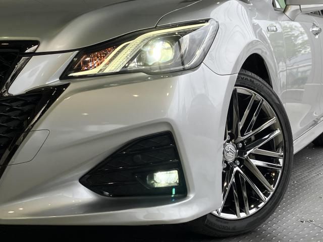 CROWN sedan hybrid